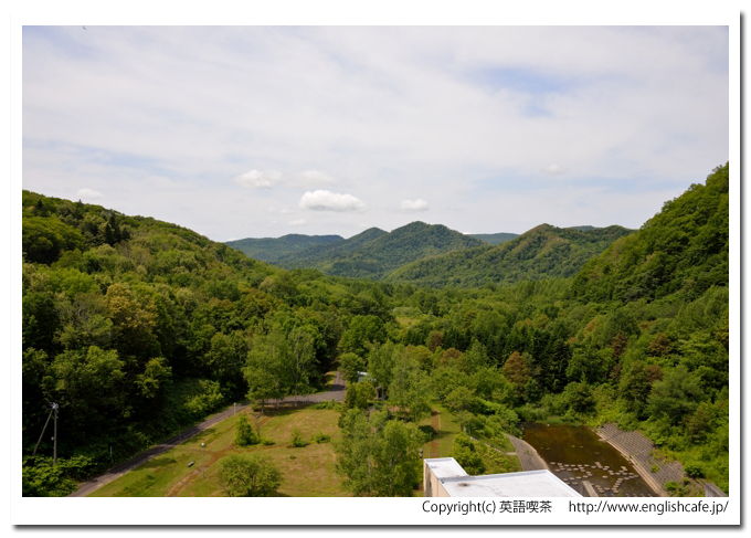 愛別ダム、愛別ダムの提体から見る下流域の様子（北海道上川郡愛別町）