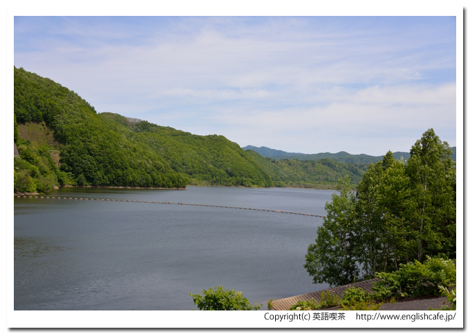 愛別ダム、愛別ダムの天端入口から見るダム湖の様子（北海道上川郡愛別町）