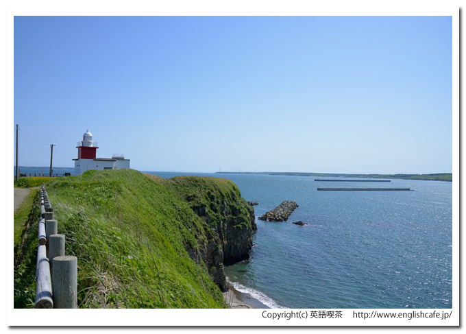 花咲灯台と根室車石（北海道根室市）、散策路から見る花咲灯台と海岸