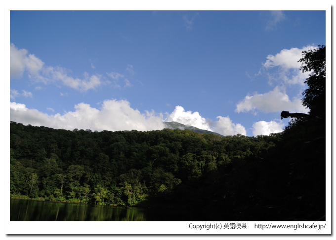 半月湖、湖畔から見る青い空と森（北海道倶知安町）
