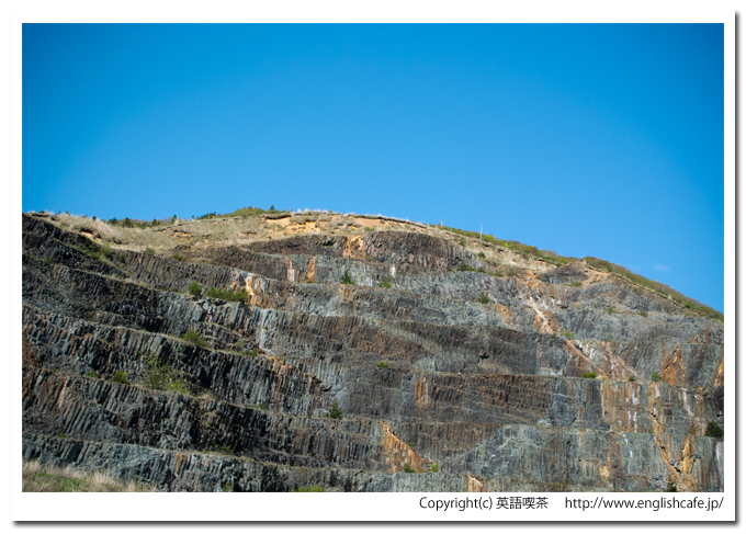 柱状節理の絶壁、山の上へ（北海道函館市）