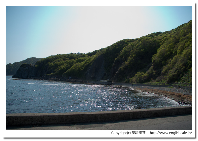 柱状節理の絶壁から見る、海と日浦洞門（北海道函館市）