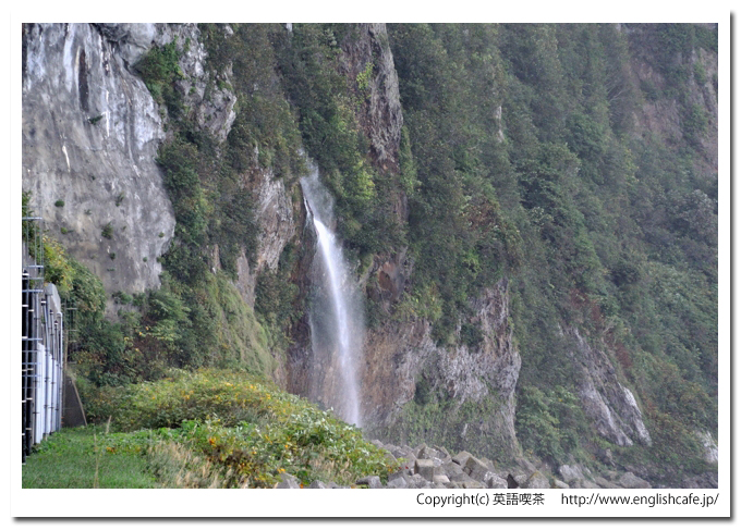 古部の大滝、さらに近づいたところから滝を見る（北海道函館市古部町）