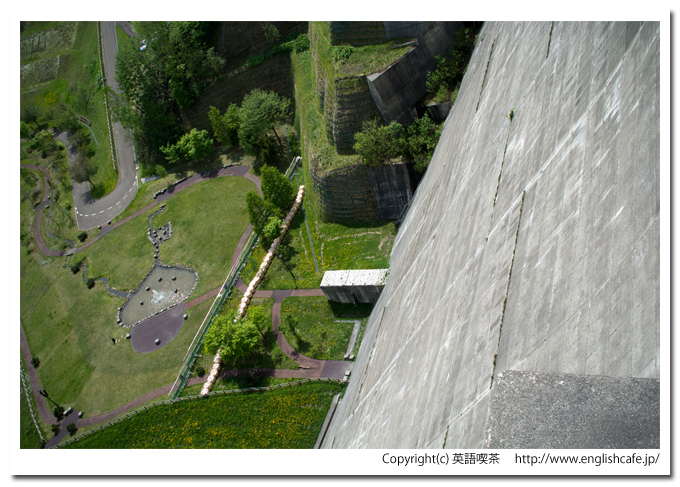 定山渓ダムの展望台から下を見る（北海道札幌市南区定山渓）
