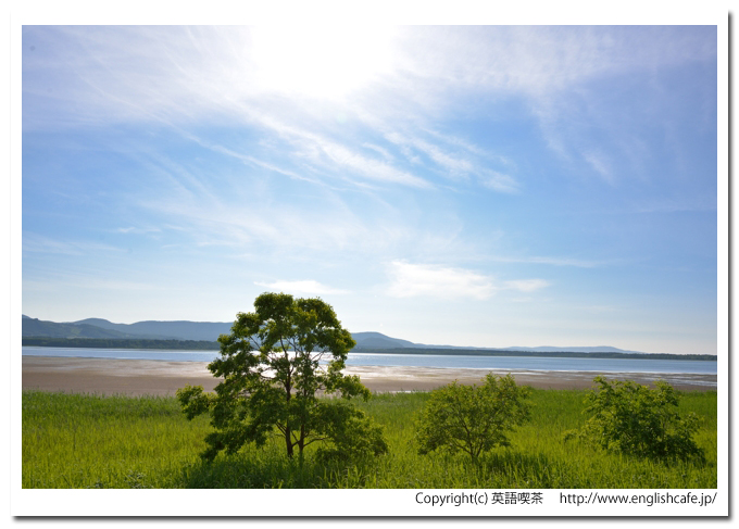 コムケ湖、視点を変えて、湖面と木々の景色（北海道紋別市）