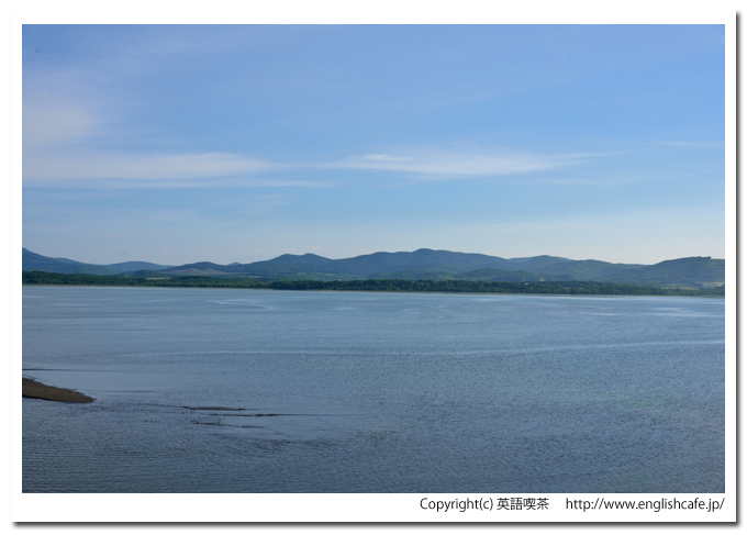 コムケ湖、場所を変えて、海側から見る湖面、右の方へ（北海道紋別市）