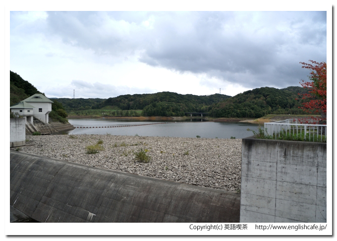 瑞穂ダム、瑞穂ダムの洪水吐越流部と、そこから見るダム湖（北海道安平町）
