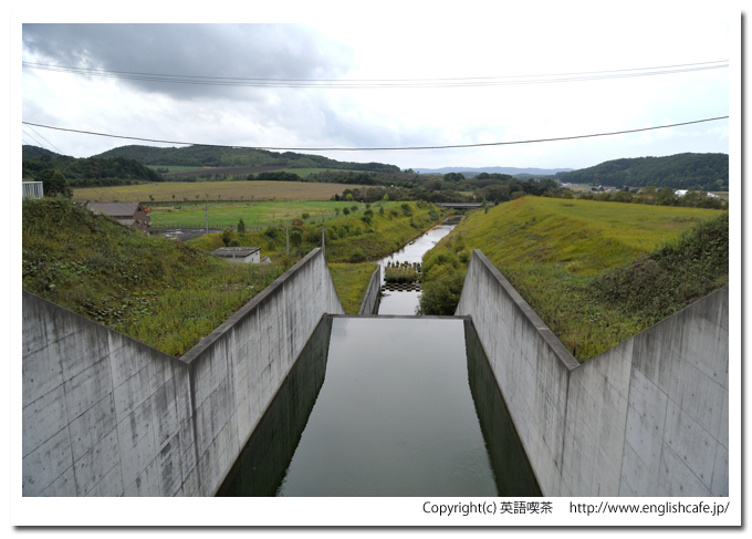 瑞穂ダム、瑞穂ダムの洪水吐と下流域の様子（北海道安平町）