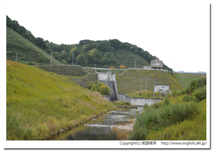 瑞穂ダム、瑞穂ダムの下流域から見るダムの提体（北海道安平町）