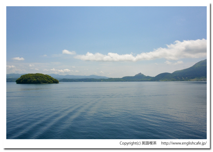 中島（洞爺湖）、中島から見る饅頭島と昭和新山（北海道有珠郡壮瞥町）