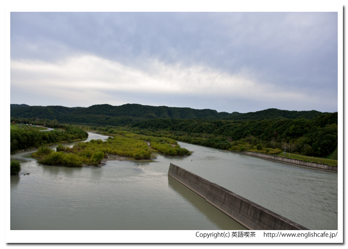 二風谷ダム、二風谷ダムの天端から見る下流域の景色（北海道平取町）