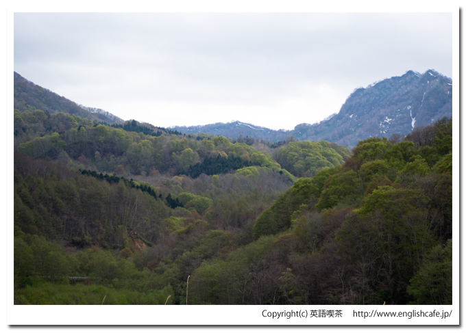 春の濁川ダムのダム湖奥側の山景色（北海道森町）