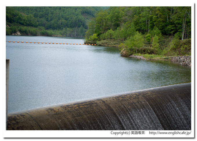 落合ダムの洪水吐から、ダム湖を見る（北海道赤井川村）