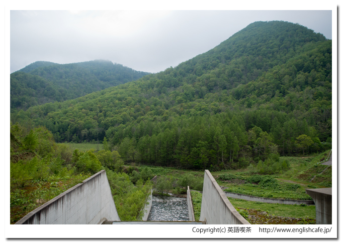 落合ダムの洪水吐から、山の景色を見る（北海道赤井川村）