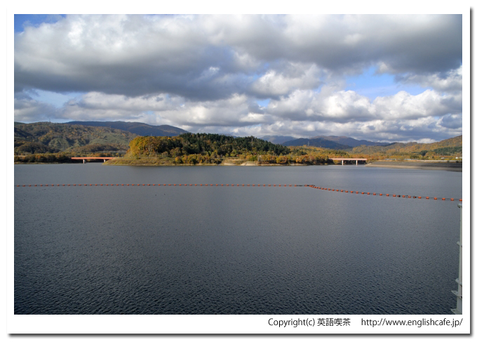 ２０１２年秋のピリカダム、天端から見る湖の景色（北海道今金町）