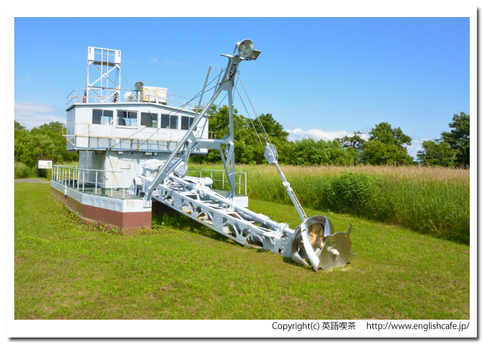 サロベツ湿原センターと木道、展示されている浚渫船（北海道天塩郡豊富町）