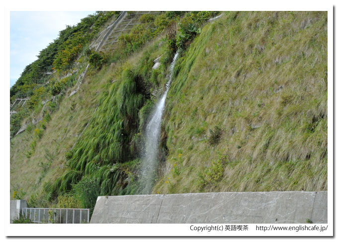 澤口の滝とキス熊岩、澤口の滝の側から（北海道神恵内村）