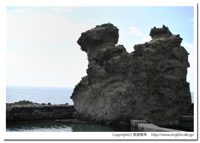 澤口の滝とキス熊岩、キス熊岩をアップで（北海道神恵内村）