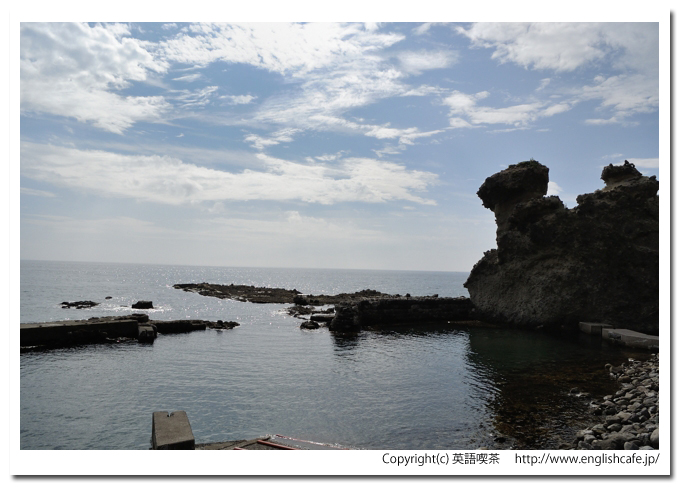 澤口の滝とキス熊岩、キス熊岩と海の景色（北海道神恵内村）