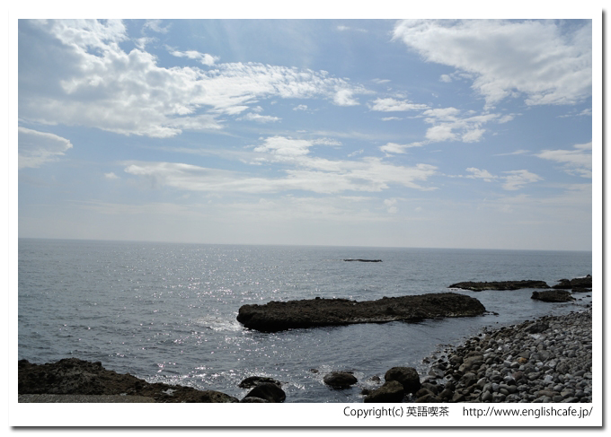 澤口の滝とキス熊岩、天気が良い日の海の風景（北海道神恵内村）