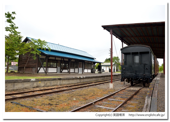 士幌駅（士幌線）、士幌駅の駅舎と列車（北海道河東郡士幌町）