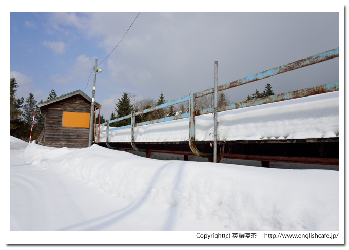 神明駅の冬、神明駅の駅舎とホームを側から撮影（旧江差線）（北海道檜山郡上ノ国町）