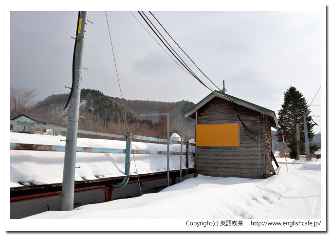 神明駅の冬、神明駅の駅舎を反対側から（旧江差線）（北海道檜山郡上ノ国町）