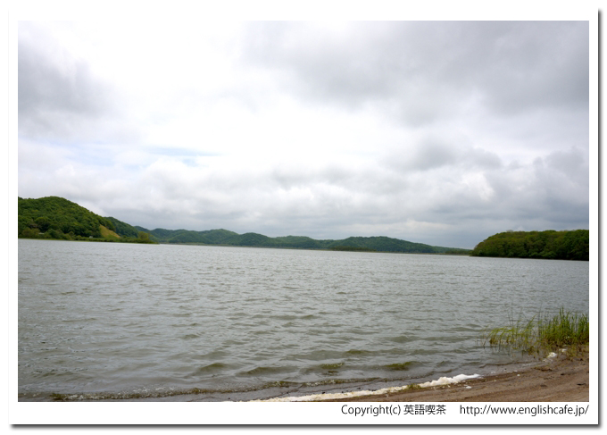 シラルトロ湖（釧路湿原国立公園）、シラルトロ湖の湖面と山々の風景（北海道川上郡標茶町）