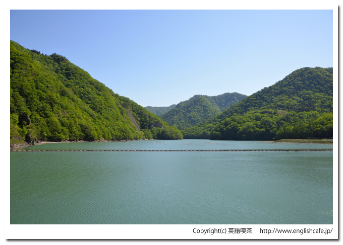 静内ダム、静内ダムの天端から見る湖の風景（北海道日高郡新ひだか町）