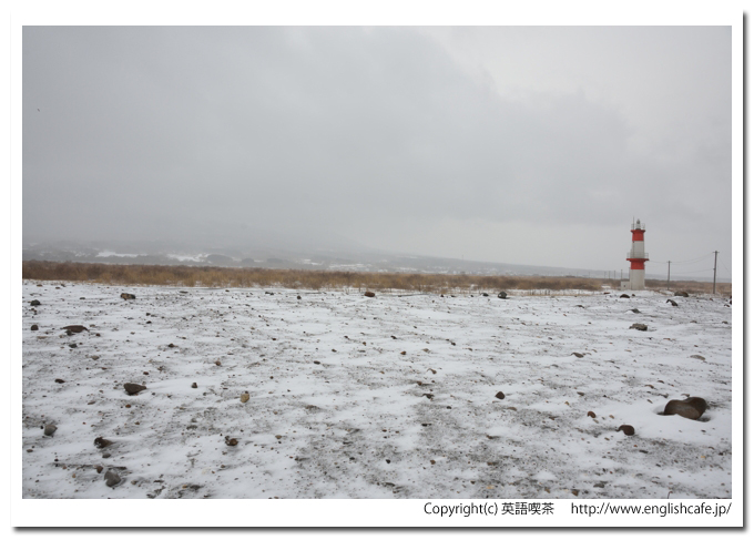 砂崎海岸と砂崎灯台、雪景色の砂崎海岸と灯台（北海道森町）