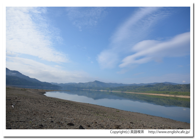 タウシュベツ橋梁、どこまでも広がる青い空と山々、そして湖（北海道上士幌町）