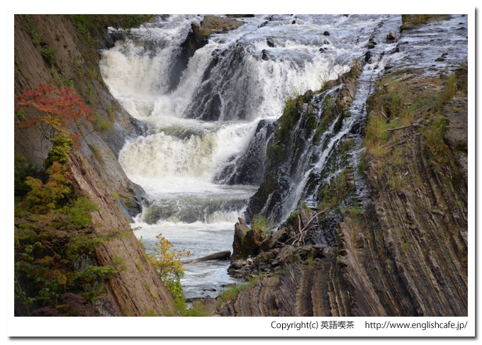 千鳥ヶ滝（滝の上公園）、千鳥ヶ滝の大小の滝をクローズアップ（北海道夕張市）