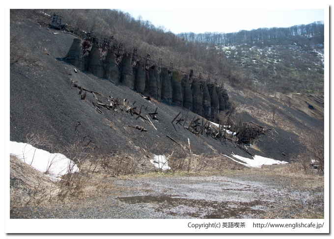 中外鉱山跡の立型焙焼炉と立地斜面（北海道檜山郡上ノ国町）
