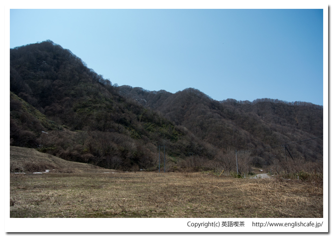 中外鉱山跡の立型焙焼炉が並ぶ周辺の景色（北海道檜山郡上ノ国町）