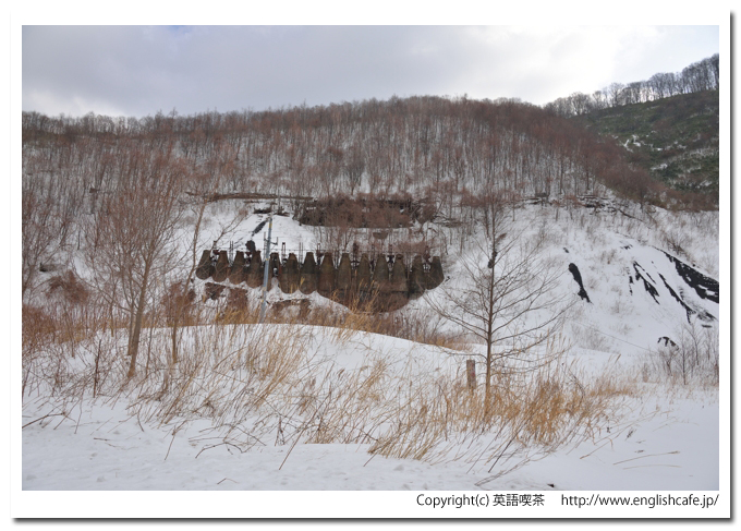 中外鉱山跡の冬、中外鉱山跡のペンシル型の焙焼炉（北海道檜山郡上ノ国町）