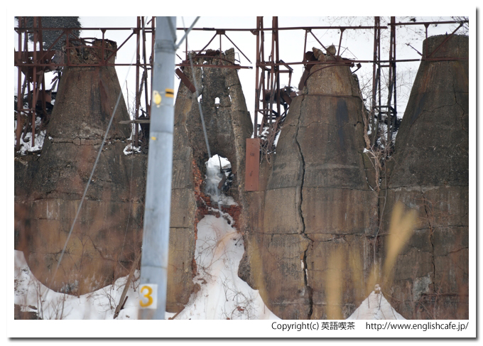 中外鉱山跡の冬、中外鉱山跡の崩れかけたペンシル型の焙焼炉をクローズアップ（北海道檜山郡上ノ国町）
