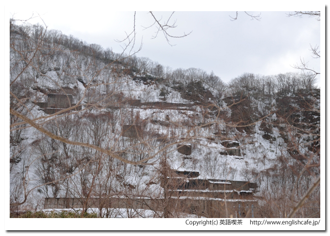 中外鉱山跡の冬、場所を移動したところの施設群を少しクローズアップで（北海道檜山郡上ノ国町）