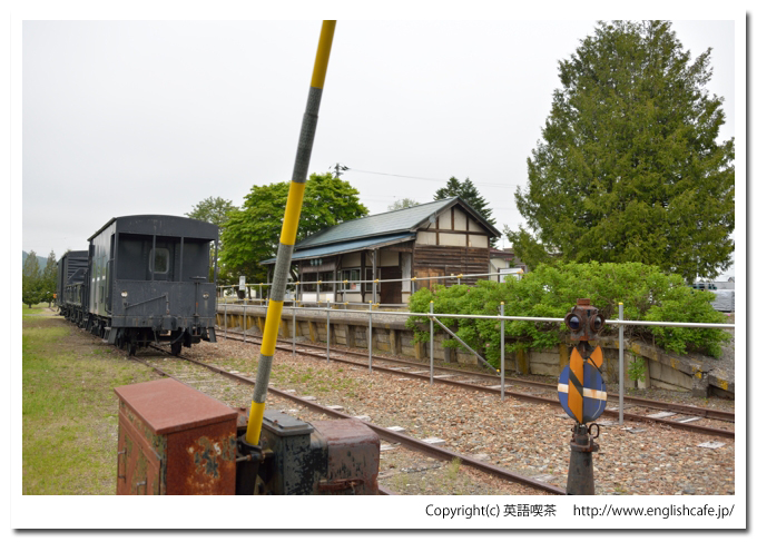 旧忠類駅（旧広尾線）、踏切と貨物車と駅舎（北海道中川郡幕別町）