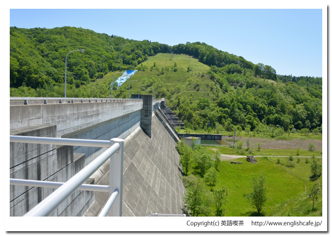 浦河ダム（北海道浦河郡浦河町）、浦河ダムの堤体を真横から撮影