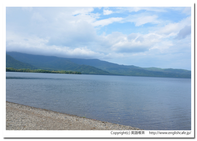 屈斜路湖、和琴半島の左側から見る湖を少し左寄りに（北海道弟子屈町）