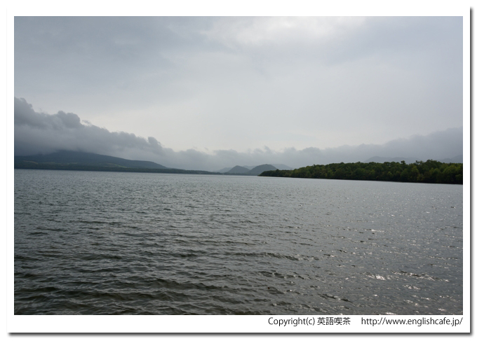 屈斜路湖、和琴半島の右側の湖景色（北海道弟子屈町）