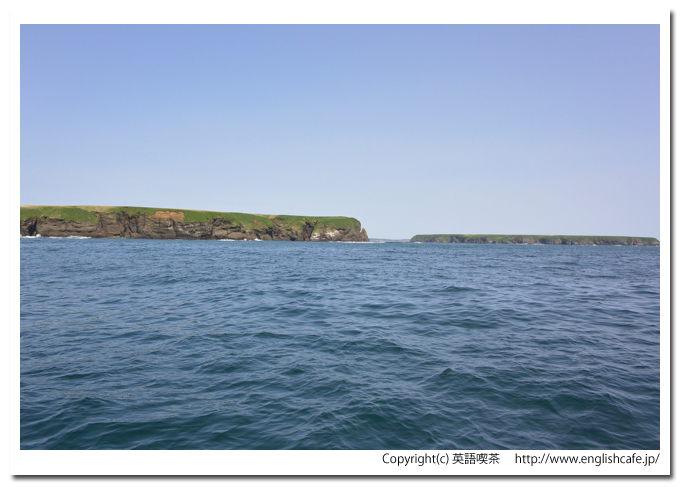 ユルリ・モユルリ島、ユルリ島の反対側とモユルリ島（北海道根室市）