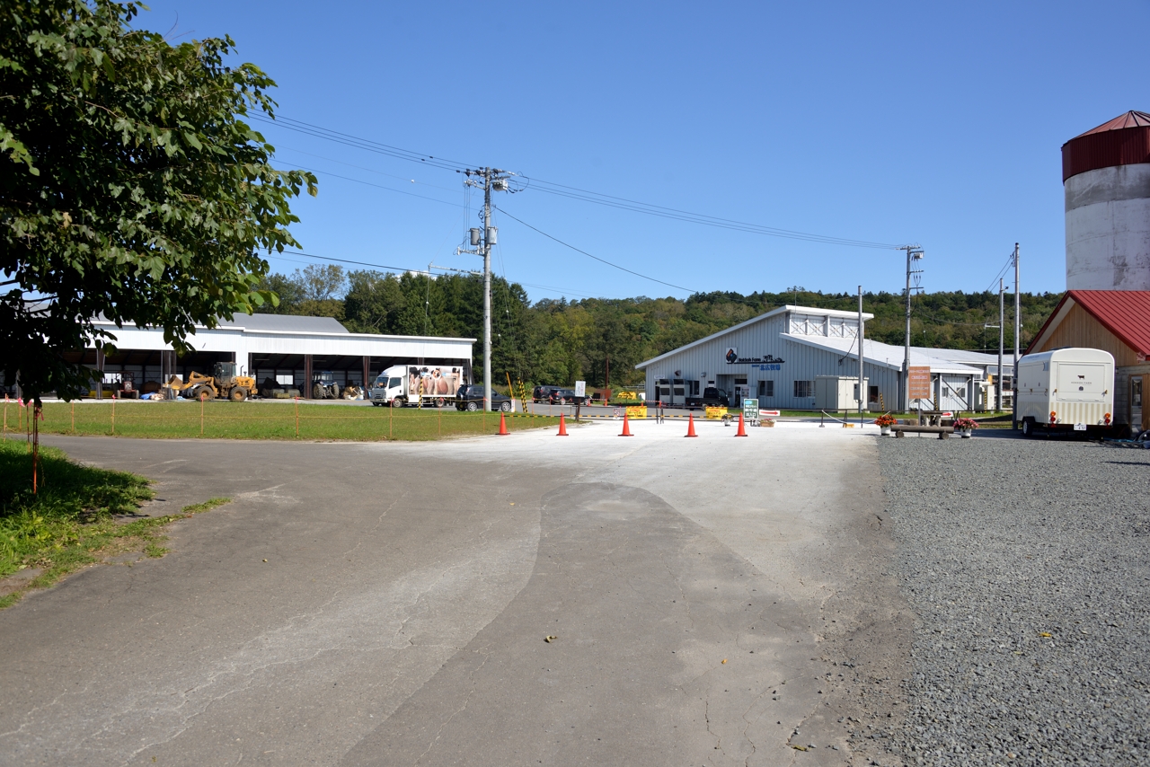 しばた牧場の正面玄関・新牛舎（なつぞらセット）（北海道新得町）